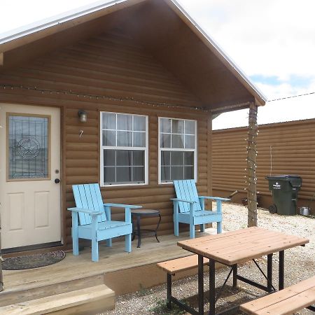 All Tucked Inn Cabins Stockdale エクステリア 写真