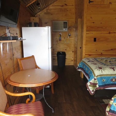 All Tucked Inn Cabins Stockdale エクステリア 写真