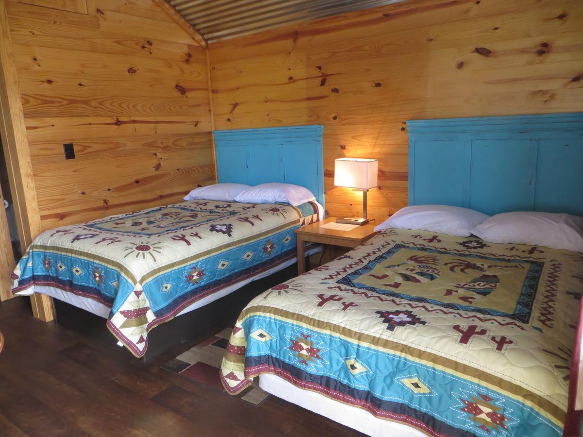 All Tucked Inn Cabins Stockdale エクステリア 写真