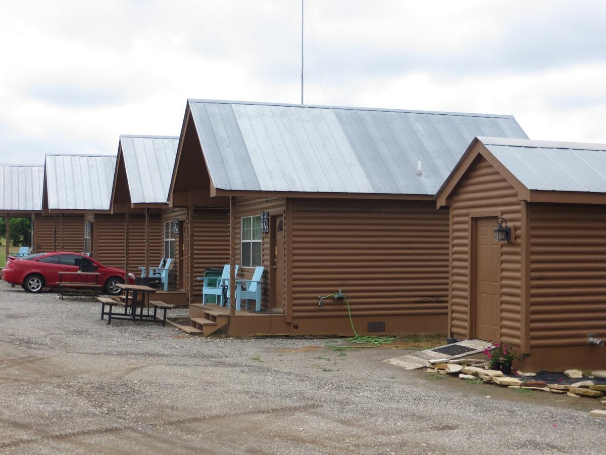 All Tucked Inn Cabins Stockdale エクステリア 写真