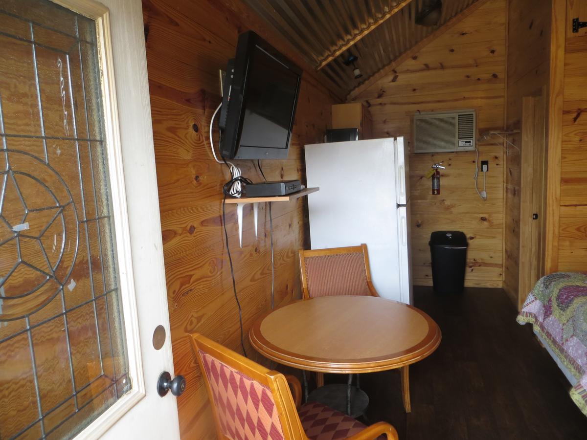 All Tucked Inn Cabins Stockdale エクステリア 写真